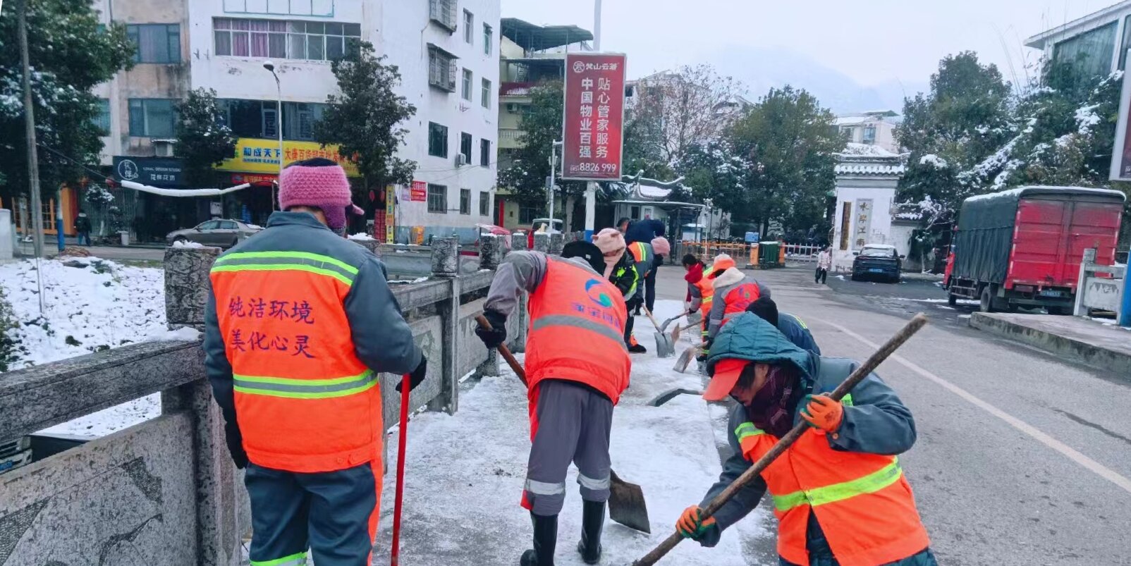 貴州銅仁：以雪(xuě)為(wèi)令！全力以赴除冰雪(xuě)保暢通